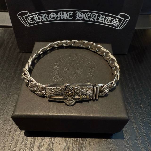 新款 专柜品质 Chrome Hearts克罗心复古做旧手链 凹凸造型不同的花纹设计风格 呈现出与众不同 十字架 童军花是克罗心的志 所以更经久不衰 正品打版C