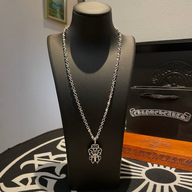 新款 专柜品质 Chrome Hearts克罗心 经典复古项链 藤蔓宝剑吊坠 凹凸造型不同的花纹设计风格 呈现出与众不同 十字架 童军花是克罗心的志 所以更经久
