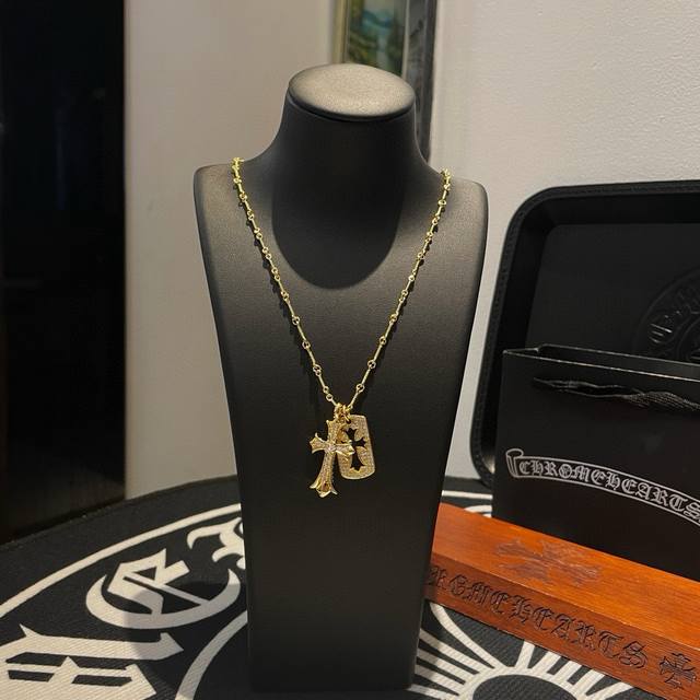 新款 专柜品质 Chrome Hearts克罗心 经典黄金色项链 十字架吊坠 凹凸造型不同的花纹设计风格 呈现出与众不同 十字架 童军花是克罗心的志 所以更经久