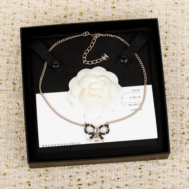 250342 我们出品 Zp8580！量大咨询客Fu 香 25B穿皮蝴蝶结项链 长度可调节秋冬新款绝美系列全网首发超美超仙一致Zp施华洛水晶+小羊皮，上边集合了