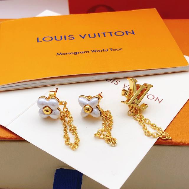 编号Led0388 Lv*最新款三合一白色花朵耳钉 一致Zp黄铜材质