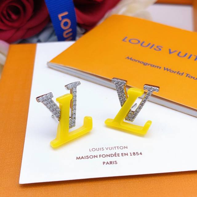 编号Led0089 Lv*最新款黄色树脂镶钻耳钉 一致Zp黄铜材质