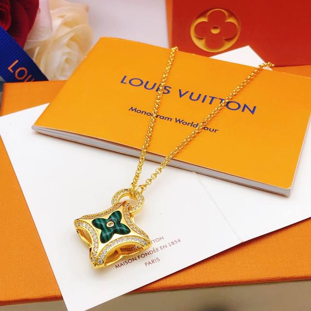 编号Lxl0170 Lv*最新款绿色菱形项链 一致Zp黄铜材质