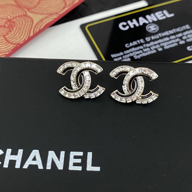 香奈儿黑白方钻耳钉热销爆上新Chanel25黑白方钻双C耳钉黑金方钻配色，非常经典简约风这款耳钉既适合日常佩戴，也适合出席重要场合，是时尚与经典的完美结合。无论