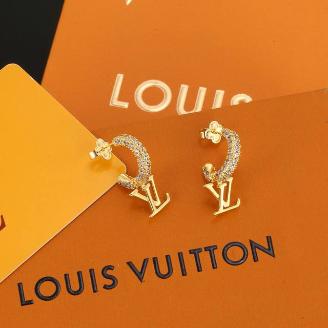 Lv耳钉 路易威登个性 带来时髦、有趣的视觉，明亮式切割工艺使表面抛光非常靓丽3 度绚丽夺目 方方面面都很到位整体设计简约、辨识度高搭配起来典雅 大气耳钉