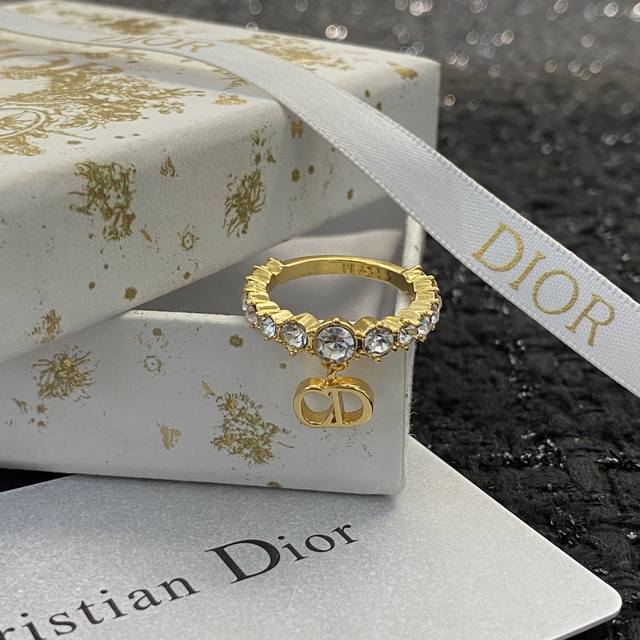 编码R035 Dior热销新款戒指上新 迪奥家一如既往的仙气风！甜妹子必备！ Cd字母吊坠式设计，很特别！ 搭配一圈水钻Bling Bling闪闪的又很高级 上