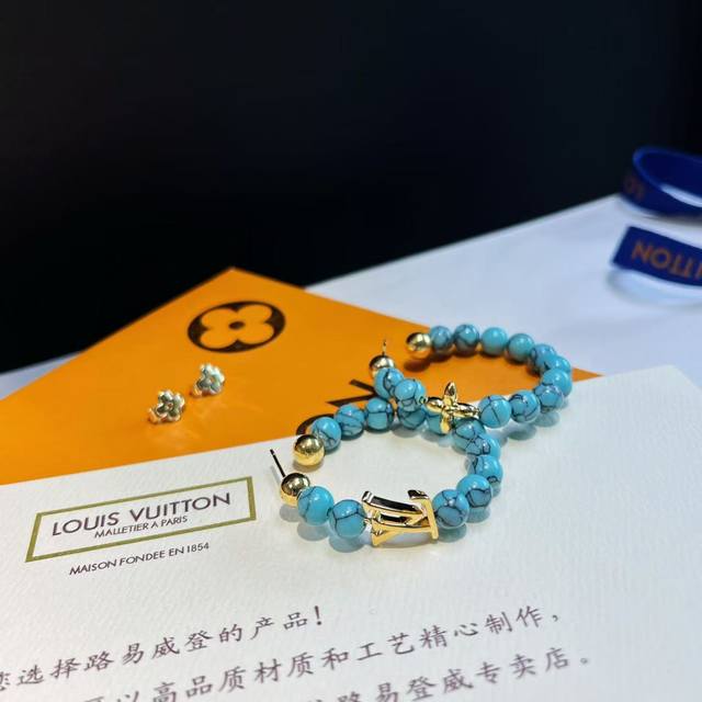 Lv四叶草字母Ab款绿松石圆环耳钉耳环原版黄铜 925纯银针 实拍 设计不张扬不高调却带着一种迷人的气质上身超显气质不能更美了 原版Lg 质量杠杠滴 识货的亲们