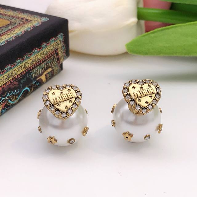 编号Ded0237 迪奥 原单新品 爱心Jadior星星镶钻爱心耳钉 高端品质，专柜1:1开模，专柜原版同黄铜材质！高级925银针防过敏处理，Cnc工艺，细节无