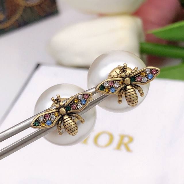 编号Ded0348 Dior 蜜蜂彩钻珍珠耳钉 实物效果超好 一比一打版 Zp材质 王珞丹同款 珍珠耳钉系列永远都那么经典火爆 简约但是超级时尚 一款可以有2种