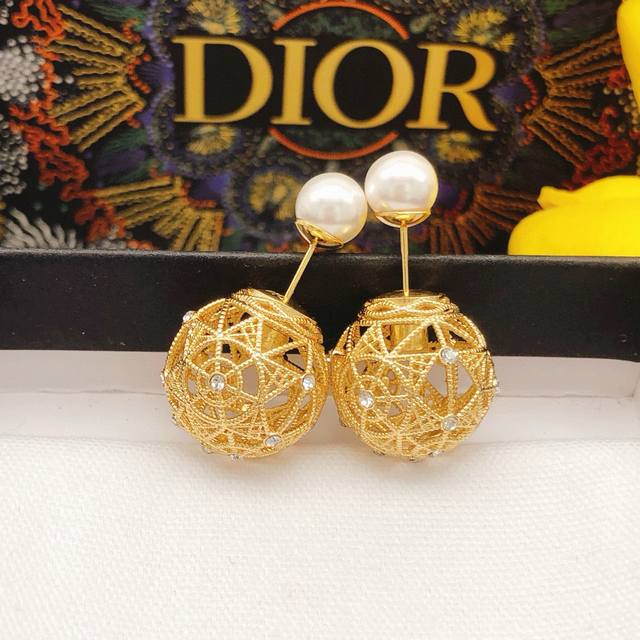 编号Ded0336 Dior 新款Cd圆形大小镂空耳钉 复古风格时尚造型设计 很漂亮专柜材质 专柜新款上市 美得不要不要的 唯美 浪漫 人手必备款 火爆小红书