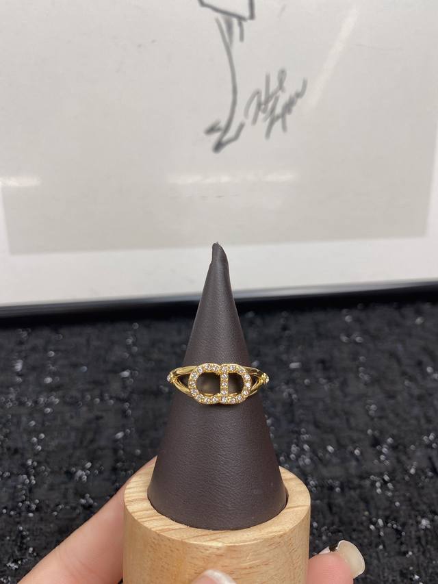 编码R030 戒指热销款火爆上新 同步专柜独家高端品质实拍图代购级别做工精致细腻重工版本超级仙女唯美的一款做工超级细心无漏洞媲美Zp买到就是赚到
