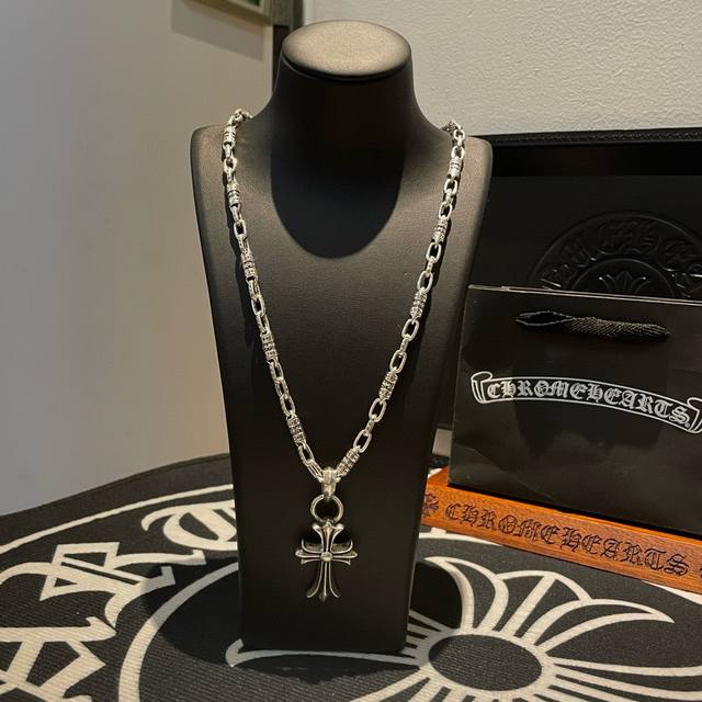 抖音 快手 Ins 小红书 直播热门 ，新款 专柜品质 Chrome Hearts克罗心经典十字架项链 ，十字架吊坠，凹凸造型不同的花纹设计风格 呈现出与众不同