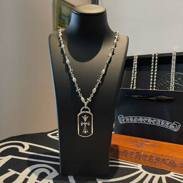 新款 专柜品质 Chrome Hearts克罗心 经典复古多元素项链 个性十字架军牌吊坠 凹凸造型不同的花纹设计风格 呈现出与众不同 十字架 童军花是克罗心的志