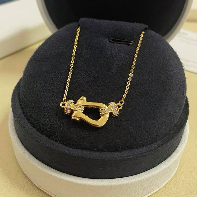 费雷德半钻马蹄扣项链，精工微镶，高端定制，专柜材质，加厚电镀工艺，精致又有点轻奢的感觉，可随意搭配都很有时尚感！玫瑰金、白金色、黄金色