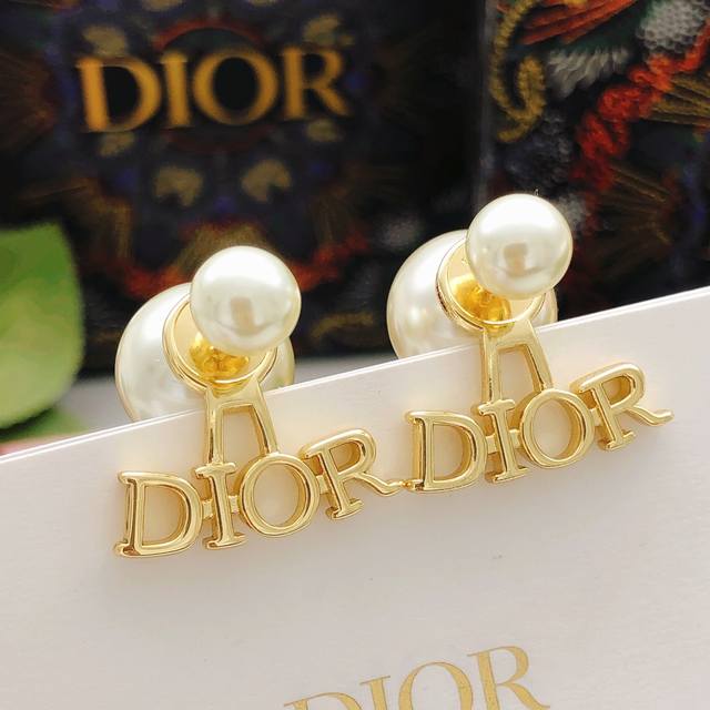 编号Ded0132 Dio*最新款大小珍珠字母光面耳钉 一致Zp黄铜材质