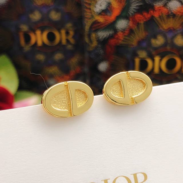 编号Ded0227 Dio*最新款猪鼻子耳钉 一致Zp黄铜材质