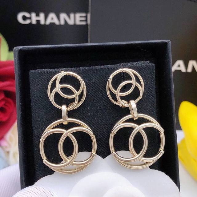 编号Xed0395 Chanel 原单新品 小香双C圆形耳环 高端品质，专柜1:1开模，专柜原版同黄铜材质！高级925银针防过敏处理，Cnc工艺，细节无可挑剔，