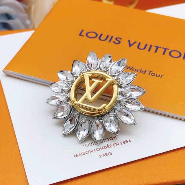 编号Lxz0003 Lv*最新款太阳花胸针 一致Zp黄铜材质