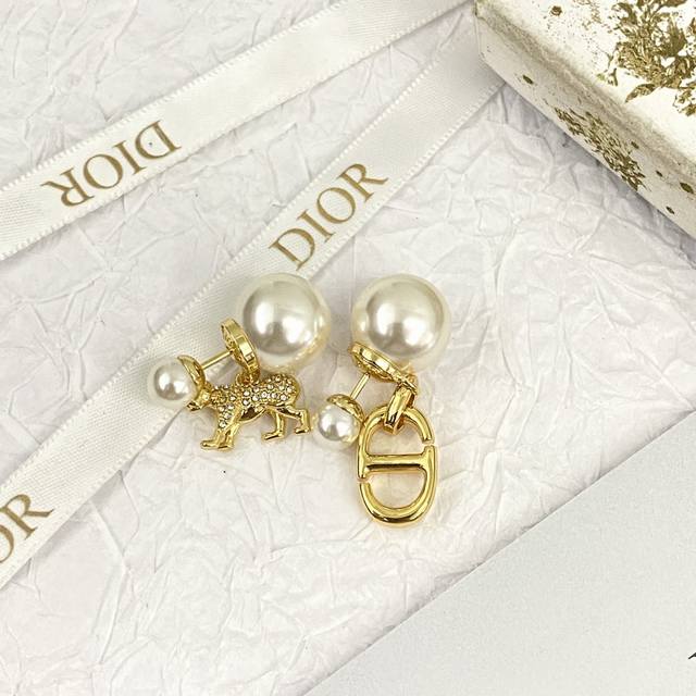 编码E2383 Dior耳钉热销款火爆上新 Dior Ab款双球珍珠耳钉 大小珍珠设计，一眼贵气感，轻奢复古风 妥妥的财阀千金大小姐既视感！百搭精致，谁戴谁好看