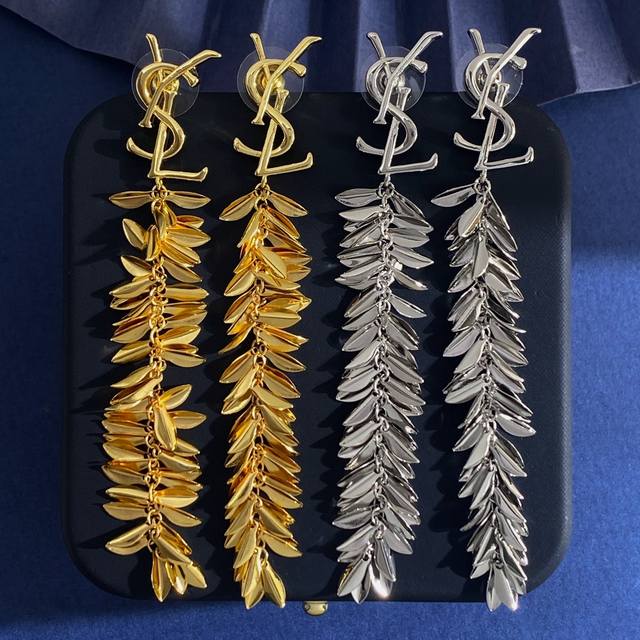 Ysl圣罗兰杨树林英文字母光面麦穗叶子长款耳钉 黄铜材料 2个色:金色 银色 重约14G 总长约10Cm