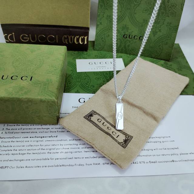 Gucci这款斜纹互扣式双G刻花在标牌 吊坠及手链饰以及Gg Supreme帆布 皮革和织物等非金属材质中惊艳亮相 这款配以缀饰斜纹互扣式双G刻花的竖版标牌吊坠