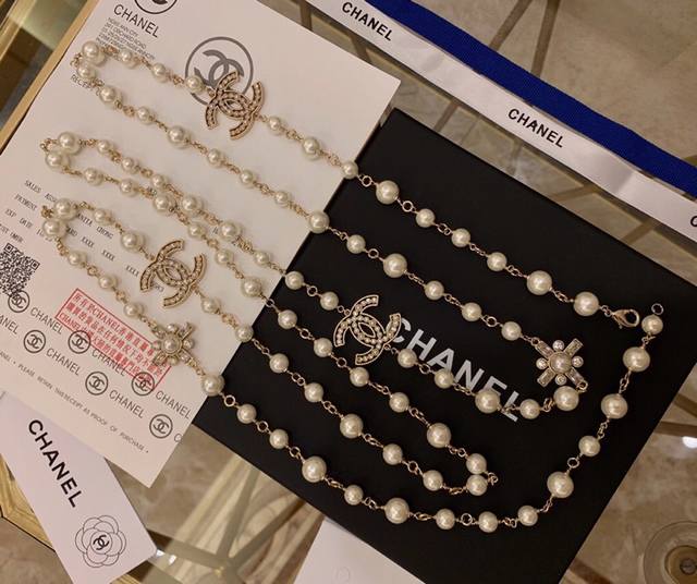 秋冬毛衣链Chanel 毛衣链 小香 大小珍珠链 原单狠货 进出专柜无压力，代购级别 Ch Nel 香奈儿经典喷砂质感 原版金 珍珠毛衣链，美呀，正品9Xxx，