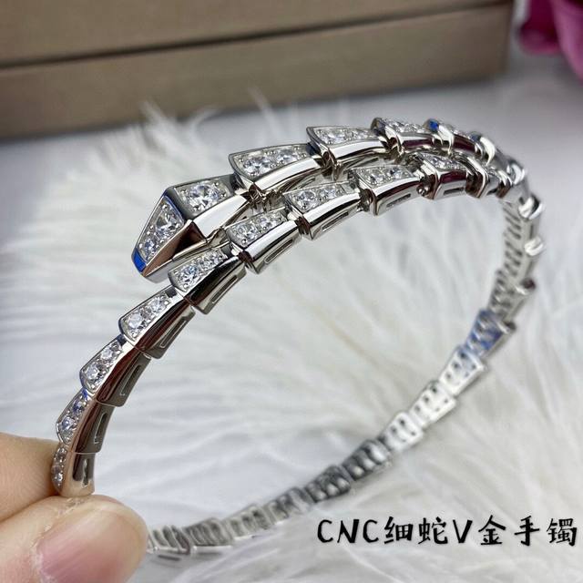 精工版 宝格丽蛇手镯 这款是穿钢片，一节一节穿进去再打雷射点，每个配件都是精工细磨，手镯