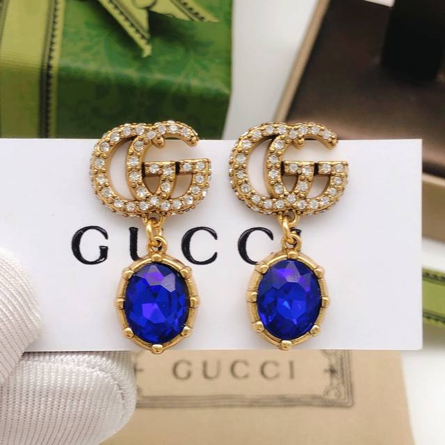 编号Ged165 Gucci古驰 双G蓝色耳钉 超有辨识度的双G Logo加上一颗大大的宝石 不同的颜色搭配不同的着装 黑色古金做旧工艺