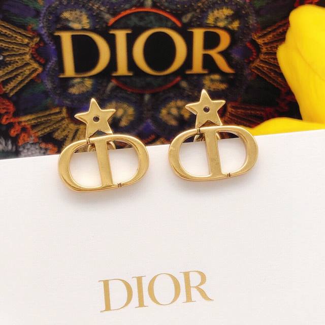 编号哦Ded0213 迪奥 原单新品 Cd星星耳钉 高端品质，专柜1:1开模，专柜原版同黄铜材质！高级925银针防过敏处理，Cnc精雕刻，细节无可挑剔，百搭不挑