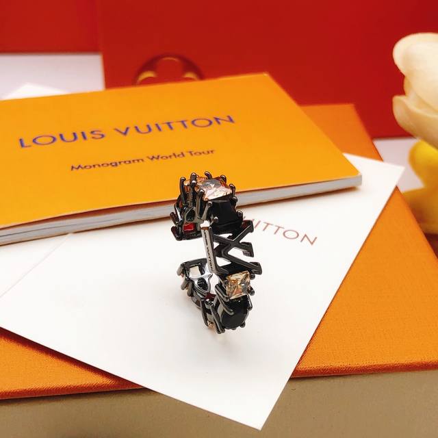 编号Ljz0029 Lv*最新款黑色方钻戒子 一致Zp黄铜材质
