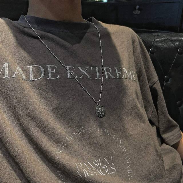 新品上架 克罗心Foti圆牌项链 非常好搭配的一款 一致Zp纯银925材质，材质支持任何权威机构鉴定 男女同款 硬币大小形状，质感做旧也很独特 对版的一致项链扣