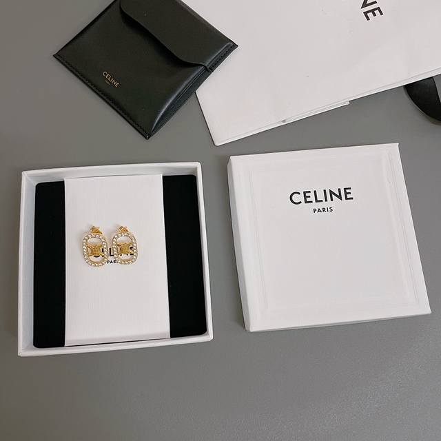 我们出品 C长方凯旋门耳钉 ，爱了爱了！一眼就看中的系列，网红们的最爱！五金配件均是Cnc精雕机雕刻出来的Logo，非常清晰可见！尺寸适中，即可修饰脸型又提升气