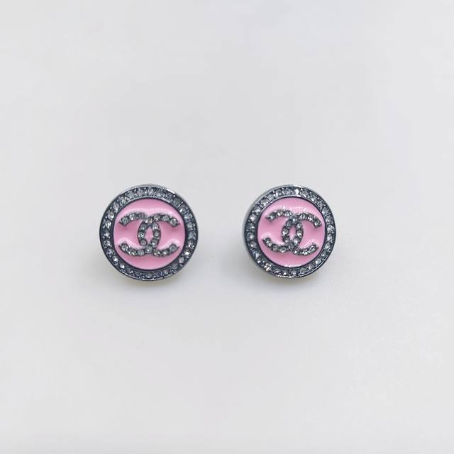 Chanel 最新款枪黑圆形粉色耳钉 一致Z批黄铜材质
