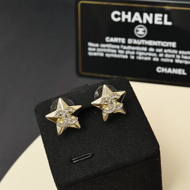 Chanel25B星星双C耳钉 这一季的人气款 小香的星星系列从不会让人失望 设计简约大方 尺寸适中百搭日常显气质