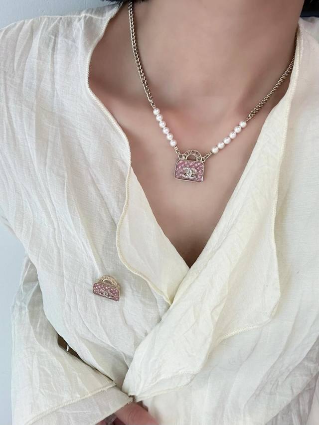 我们出品 Zp5980，量大咨询客Fu！ 香包包胸针 24S春夏最新款绝美系列！太太太爱了超Q的宝宝造型！全网首发！老规矩先到先得！白色，粉色两个颜色！24春夏