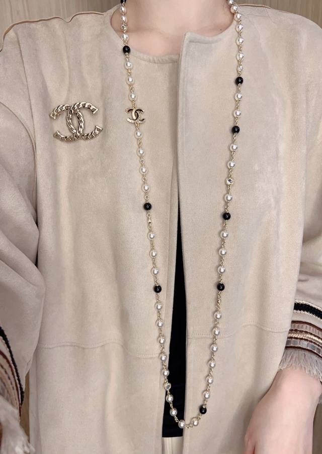 我们出品 Z批 6370！量大咨询客Fu 香 链条拼链双C胸针 24春夏最新款绝美系列！全网首发！老规矩先买先得闭眼冲太爱啦高级感满满！这期真的太绝太可了一眼看