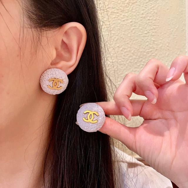 香奈儿香芋粉雪糕纹双C耳钉