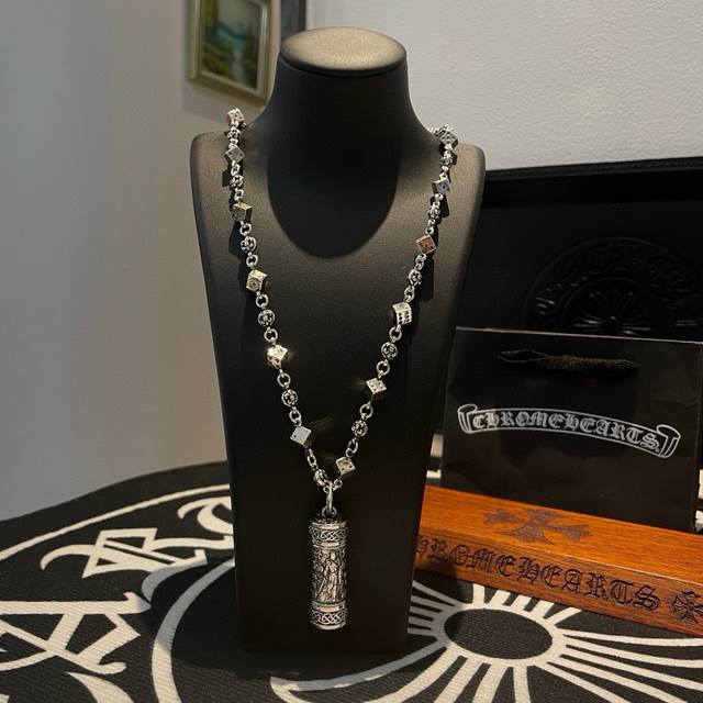 抖音 快手 Ins 小红书 直播热门 ，新款 专柜品质 Chrome Hearts克罗心花球骰子项链 ，多元素圆柱吊坠，凹凸造型不同的花纹设计风格 呈现出与众不