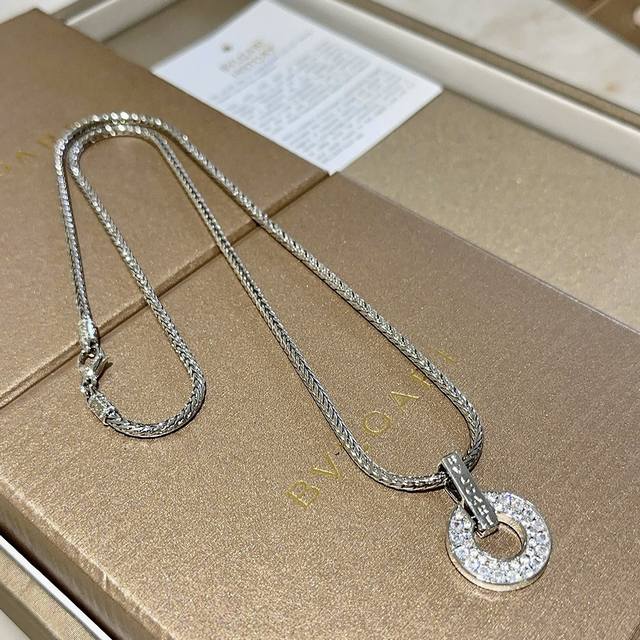 宝格丽项链V金材质 。Bvlgari宝格丽 Divas‘ Dream 系列 品相完美，细节无敌，那种独特的色泽完全无可挑剔，再缀以经典满钻点缀外形设计，简约之余
