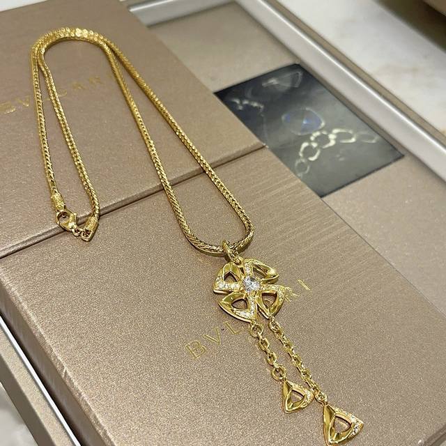 宝格丽项链V金材质 。Bvlgari宝格丽 Divas‘ Dream 系列 品相完美，细节无敌，那种独特的色泽完全无可挑剔，再缀以经典流苏点缀外形设计，简约之余