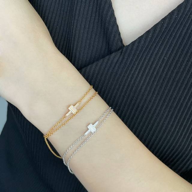 V金材质 全长：17Cm 蒂芙尼双T带钻手链 可当劲链 ，精致的双链串联时尚前卫的T形图案耀目钻石彰显优雅格调。经典迷人的T系列设计，精致刻面映衬浓浓爱意。搭配