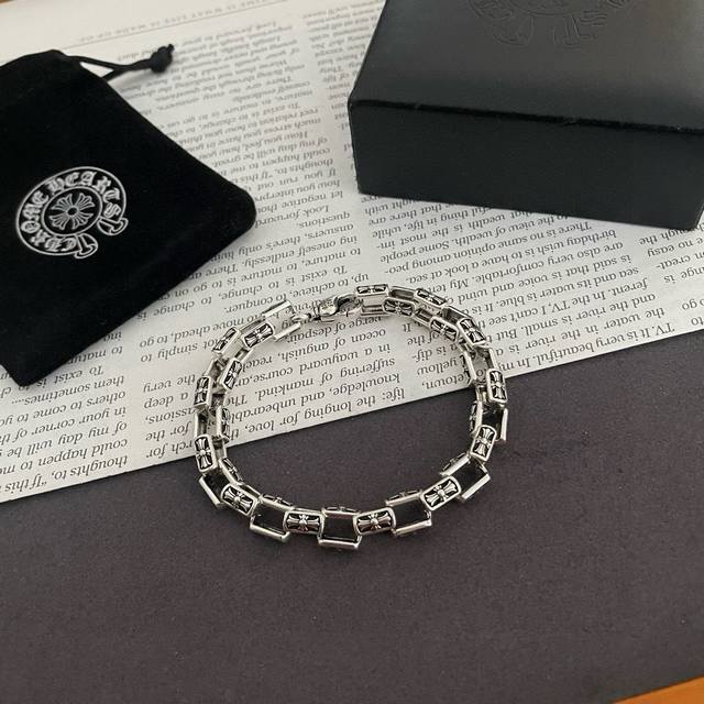 专柜品质 Chrome Hearts克罗心 经典复古十字架竹节手链 凹凸造型不同的花纹设计风格 呈现出与众不同 十字架 童军花是克罗心的志 所以更经久不衰 正品