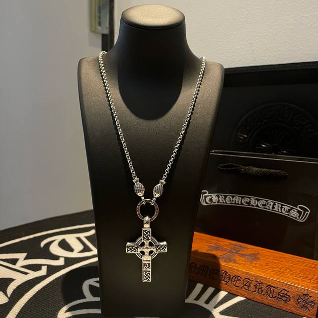 抖音 快手 Ins 小红书 直播热门 ，新款 专柜品质 Chrome Hearts克罗心双鱼项链 ，十字架吊坠，凹凸造型不同的花纹设计风格 呈现出与众不同 十字