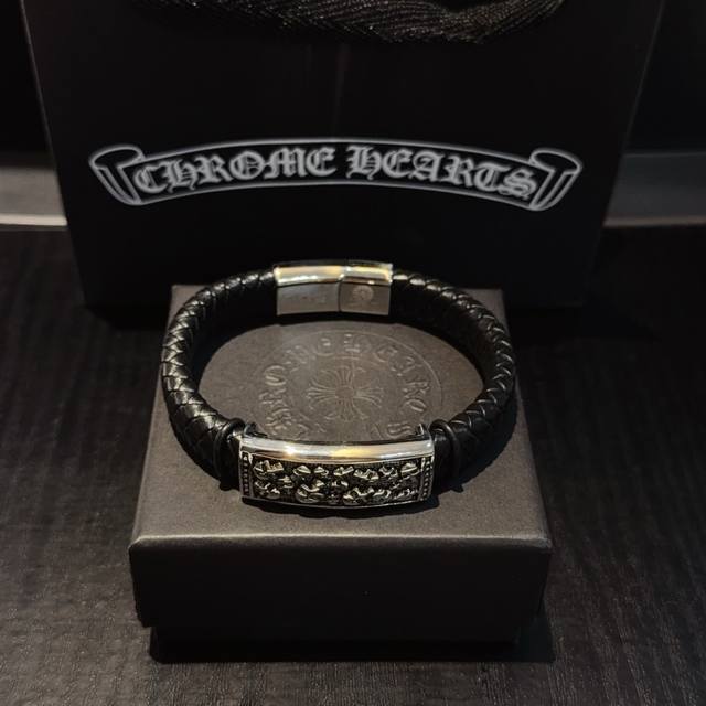 新款 专柜品质 Chrome Hearts克罗心经典复古皮绳手镯 凹凸造型不同的花纹设计风格呈现出与众不同 十字架童军花是克罗心的标志 所以更经久不衰 正品打版