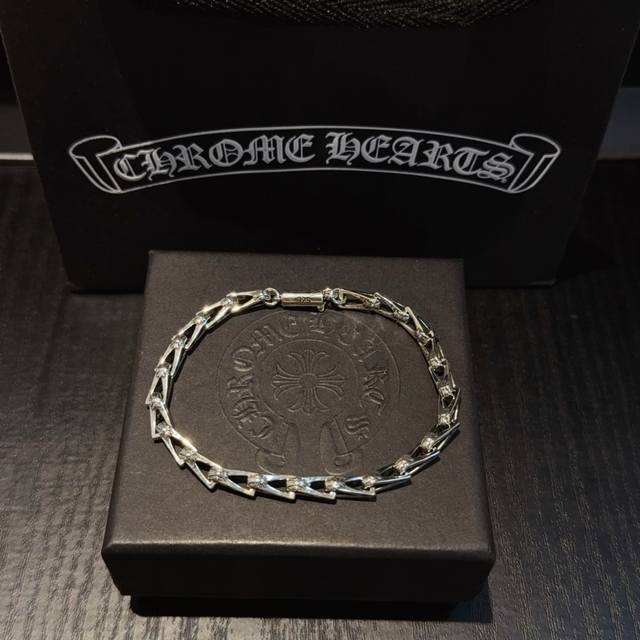 新款 专柜品质 Chrome Hearts克罗心经典十字花手链 ，凹凸造型不同的花纹设计风格呈现出与众不同 十字架童军花是克罗心的标志 所以更经久不衰 正品打版