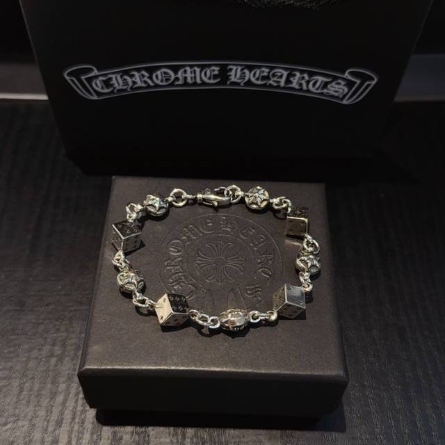新款 专柜品质 Chrome Hearts克罗心经典骰子手链 ，凹凸造型不同的花纹设计风格呈现出与众不同 十字架童军花是克罗心的标志 所以更经久不衰 正品打版C