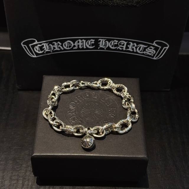 新款 专柜品质 Chrome Hearts克罗心经典字母手链 ，凹凸造型不同的花纹设计风格呈现出与众不同 十字架童军花是克罗心的标志 所以更经久不衰 正品打版C