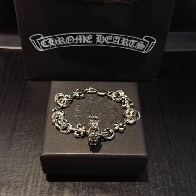 新款 专柜品质 Chrome Hearts克罗心经典手链 ，快手 Ins 小红书热门，凹凸造型不同的花纹设计风格呈现出与众不同 十字架童军花是克罗心的标志 所以