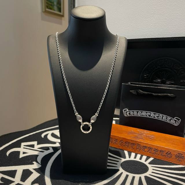 新款 专柜品质 Chrome Hearts克罗心 经典复古项链 个性双鱼圆环吊坠 凹凸造型不同的花纹设计风格 呈现出与众不同 十字架 童军花是克罗心的志 所以更