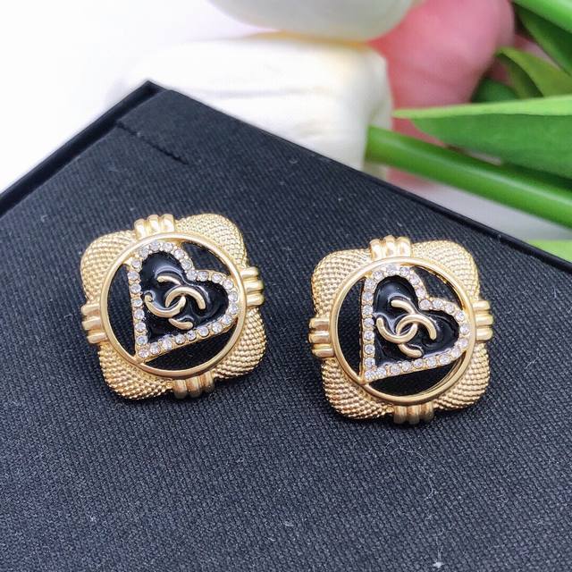 编号Xed0313 上新中古爱心耳钉 经典耐看的滴油爱心造型 做工精致，钻面平整，整体很厚实质感，超百搭的日常耳钉